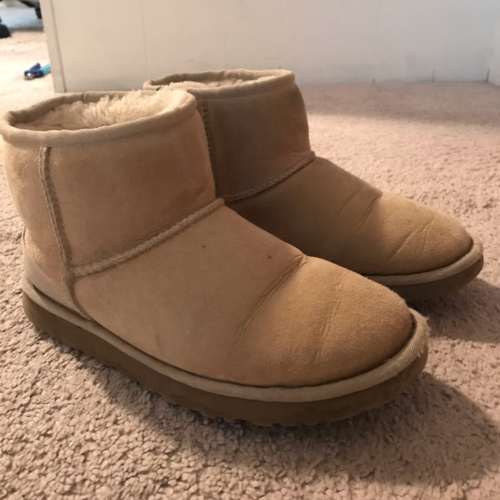 Short UGG boots! Size 7 women’s, tan.